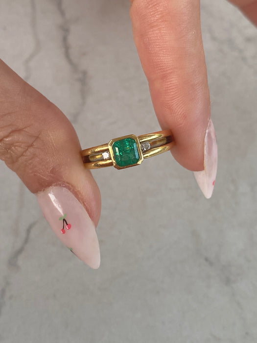 Vintage 18K Gold Bezel Set Emerald & Diamond Ring
