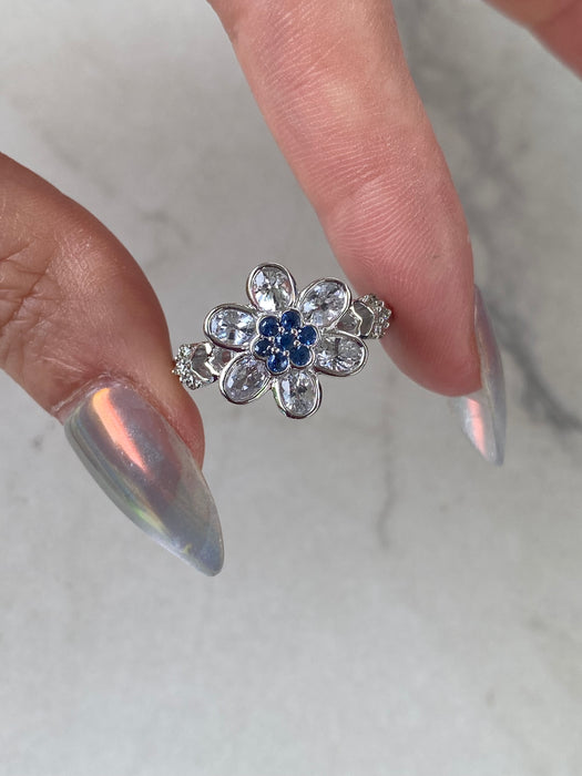Vintage 18K White Gold Blue & White Sapphire Flower Diamond Ring – 1.85 TCW Sapphires