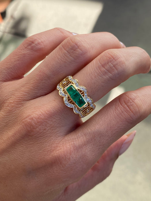 Vintage 18K Gold Emerald & Diamond Ring – Three-Stone Emerald Center – Size 7