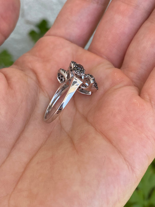 Vintage 18K White Gold Black & White Diamond Heart Bow Ring