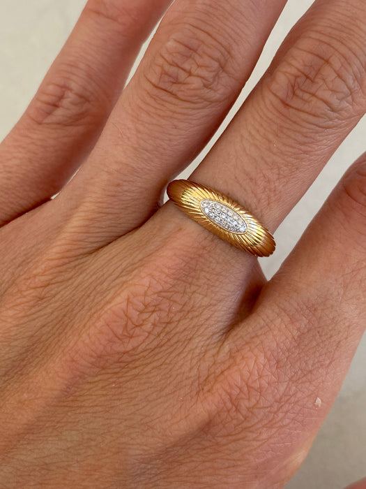 14K Gold Fluted Diamond Oval Ring