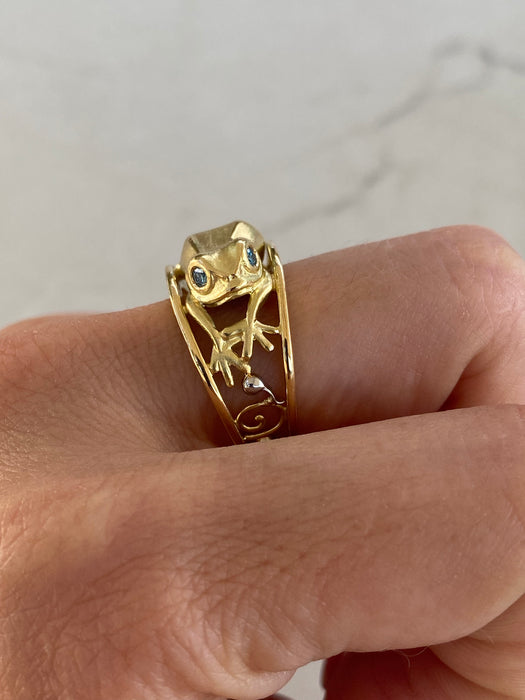 Vintage 18K Gold Frog Ring with Ruby & Blue Diamond Eyes