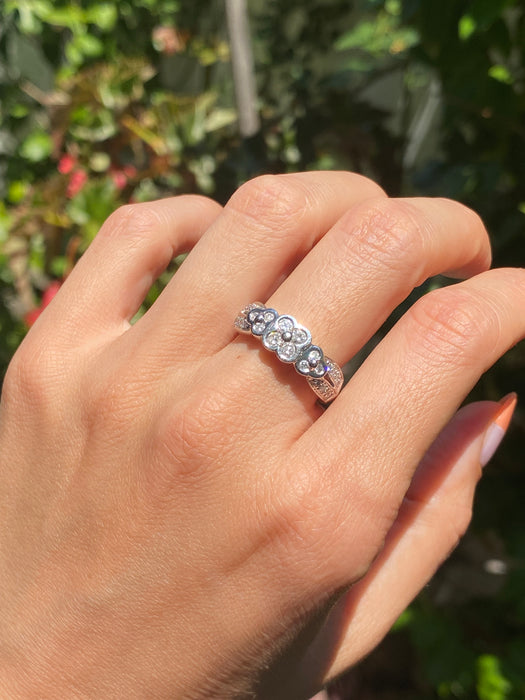 18k white gold diamond flower ring size 6.75