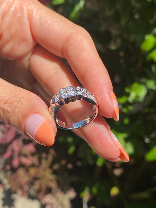 18k white gold diamond flower ring size 6.75