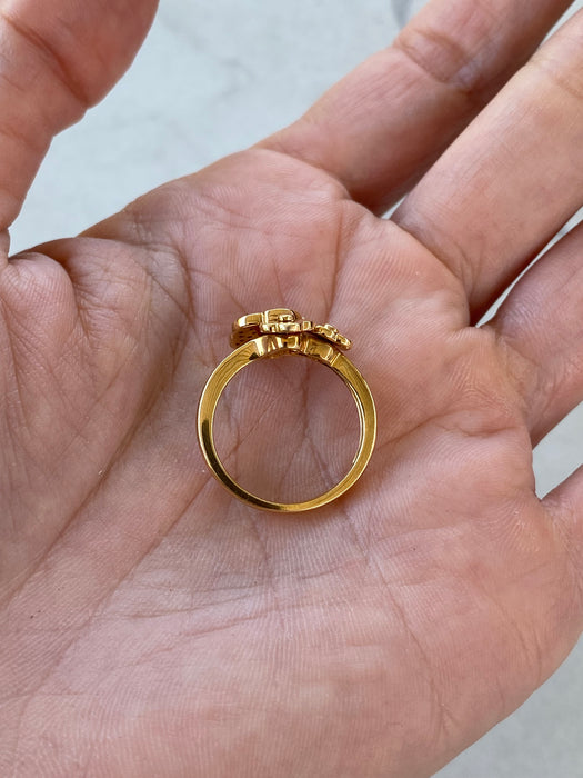 Vintage 18K Gold Three Flower Natural Diamond Ring