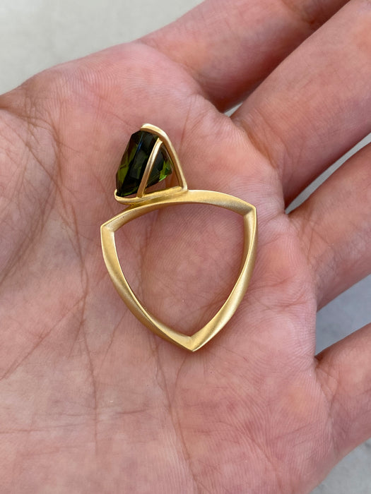 Vintage 18K Gold Green Tourmaline Ring | 4.66 Carat Trillion Cut