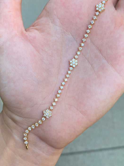 18k diamond flower tennis bracelet 7.25”