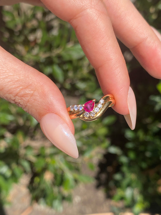 Vintage 18K Ruby & Diamond Wavy Triple Band Ring – Size 6.5