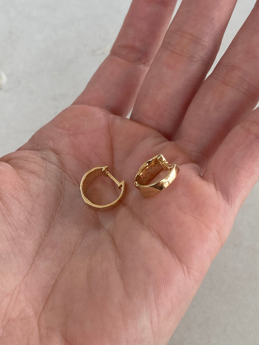 14K Gold Wavy Diamond Huggie Earrings
