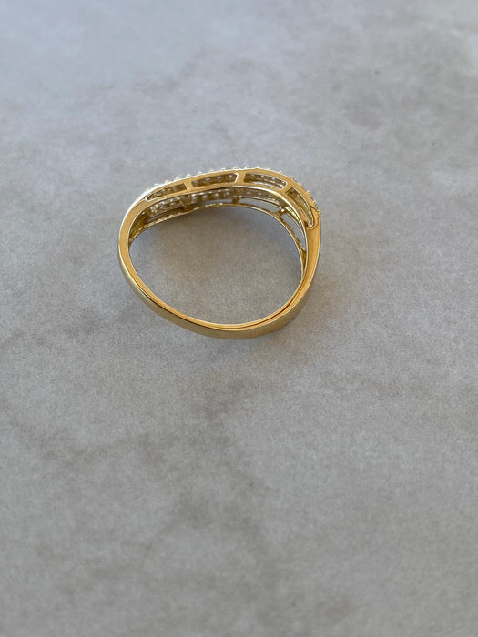 18K Natural Baguette & Round Diamond Wavy Ring
