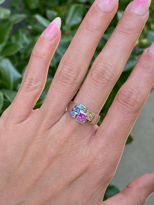 Vintage 18K White Gold Invisible Set Rainbow Sapphire Ring – 1.05ct Princess Cut – Size 6.5 Sizable