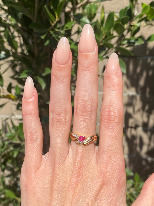 Vintage 18K Ruby & Diamond Wavy Triple Band Ring – Size 6.5