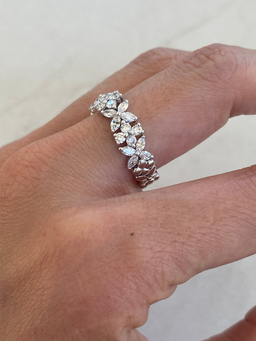 Vintage 18K White Gold Flexible Diamond Flower Ring
