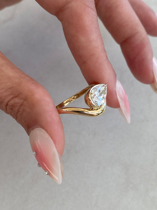 14K 1.51 TCW Lab Pear Diamond Wavy Band Size 7.5 - IGI Certified