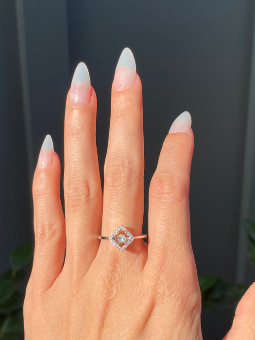 14k white gold dancing diamond ring size 6.75