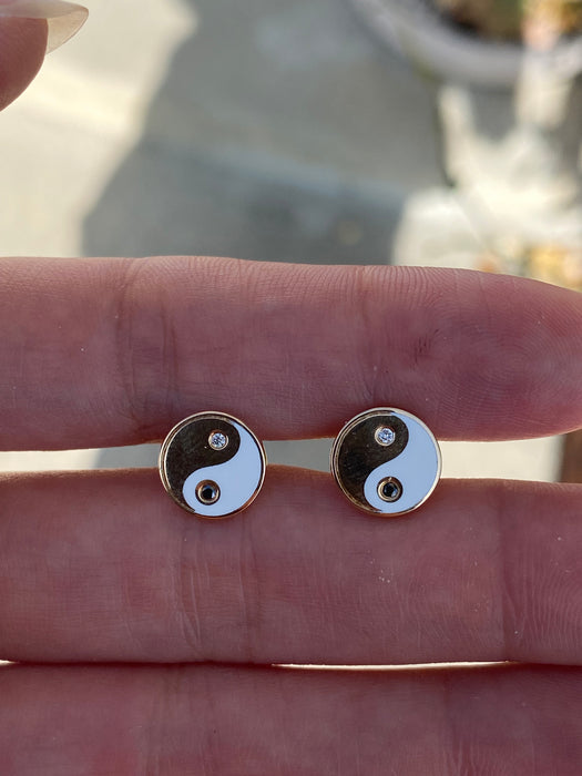 14k white yin yang diamond stud earrings
