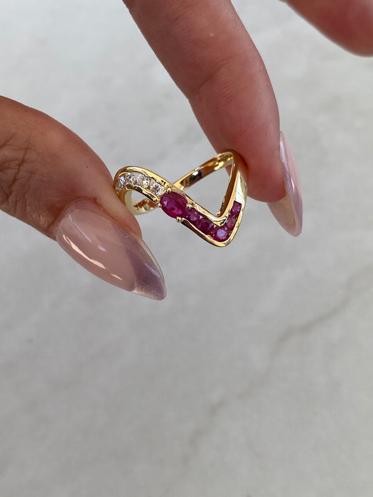 Vintage 18K Gold Ruby & Diamond Chevron Wave Ring