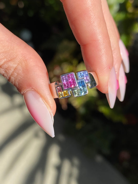 Vintage 18K White Gold Invisible Set Rainbow Sapphire Ring – 1.05ct Princess Cut – Size 6.5 Sizable