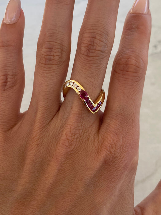 Vintage 18K Gold Ruby & Diamond Chevron Wave Ring