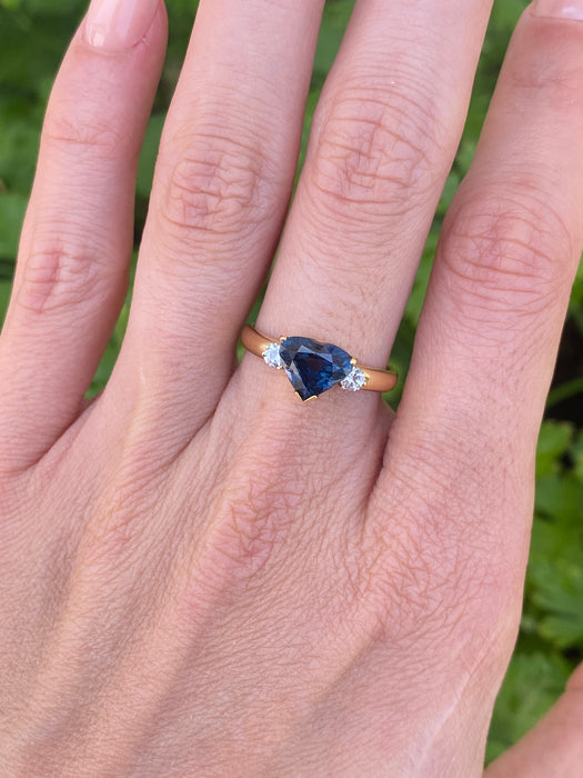 Vintage 18K Blue Sapphire & Diamond Heart Ring Size 6.5
