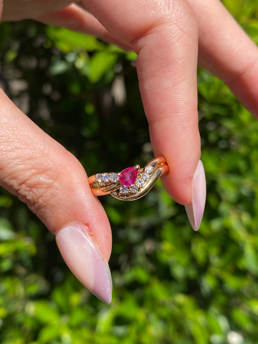 Vintage 18K Ruby & Diamond Wavy Triple Band Ring – Size 6.5