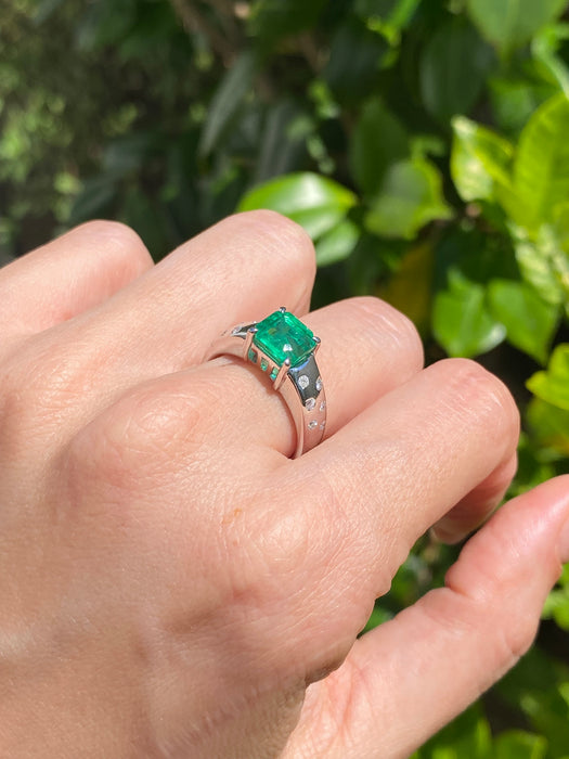 18k white gold emerald and diamond ring size 6.25