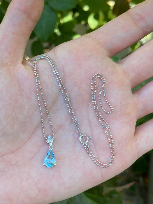 Platinum 900 aquamarine diamond pendant with 18k white gold bead chain