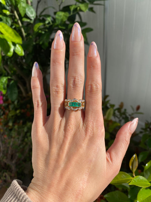 Vintage 18K Gold Emerald & Diamond Ring – Three-Stone Emerald Center – Size 7