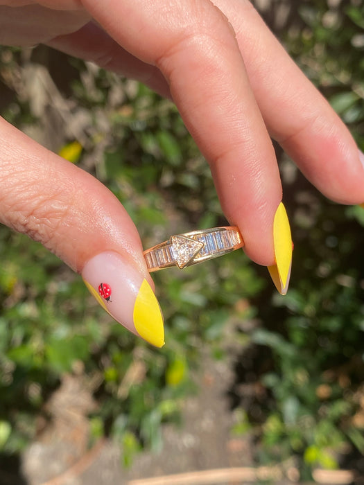 Vintage 18K Diamond Arrow Ring – Trillion & Baguette Diamonds – 1.13 TCW – Size 4
