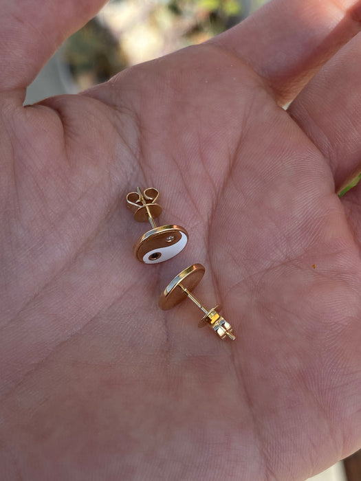 14k white yin yang diamond stud earrings