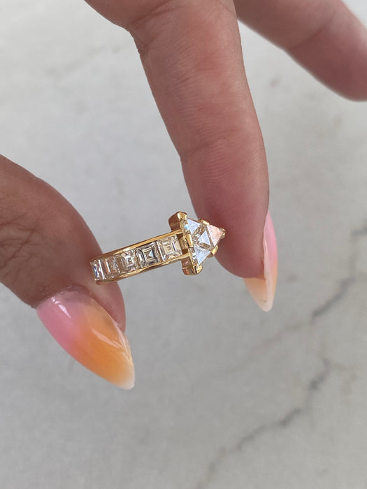 Vintage 18K Gold Diamond Arrow Ring – 1.7 TCW Natural Diamonds