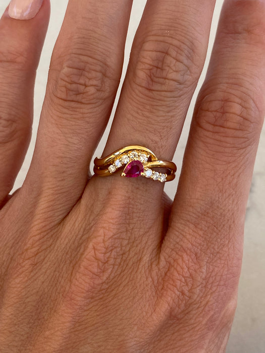 Vintage 18K Ruby & Diamond Wavy Triple Band Ring – Size 6.5