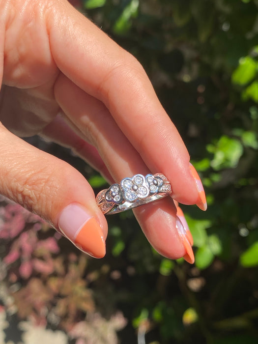 18k white gold diamond flower ring size 6.75