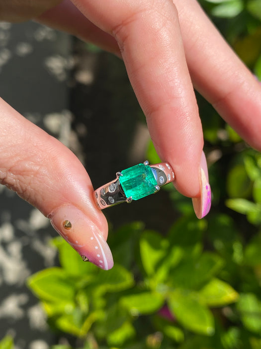 18k white gold emerald and diamond ring size 6.25