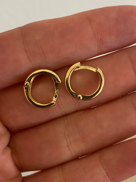 14K Gold Diamond-Cut Huggie Earrings