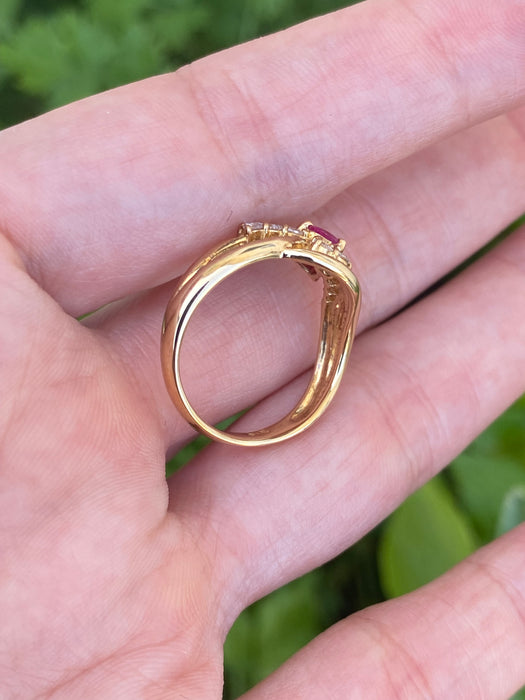 Vintage 18K Ruby & Diamond Wavy Triple Band Ring – Size 6.5