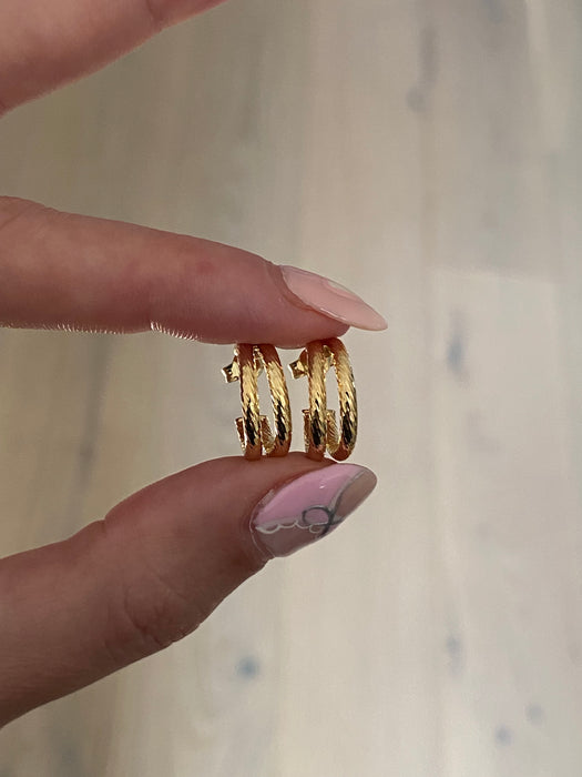 14k 9mm mini emerald huggie earrings