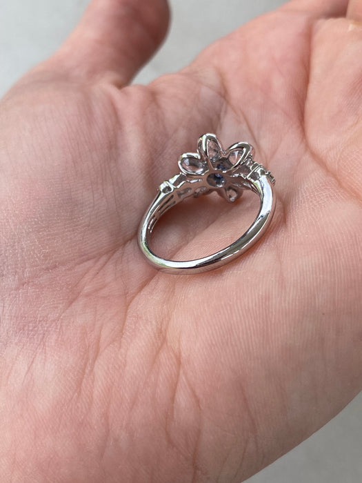 Vintage 18K White Gold Blue & White Sapphire Flower Diamond Ring – 1.85 TCW Sapphires