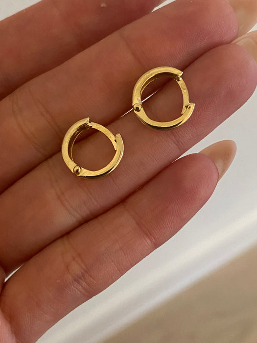 14K Gold Diamond-Cut Huggie Earrings