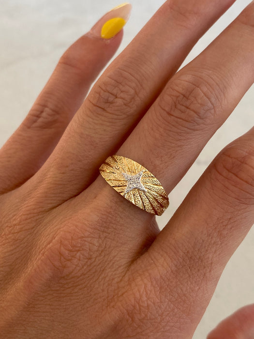 14K Gold Diamond Textured Ring – Diamond-Cut Finish with Star Center Size 7