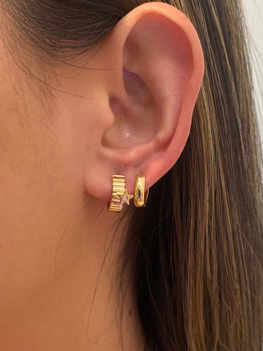14k ribbed diamond star huggie earrings
