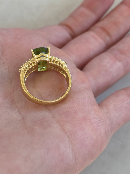 Vintage 18K Gold Peridot & Diamond Ring