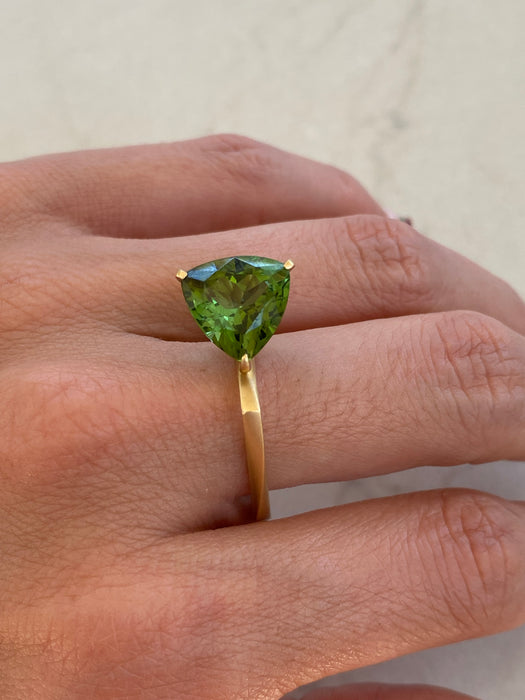 Vintage 18K Gold Green Tourmaline Ring | 4.66 Carat Trillion Cut