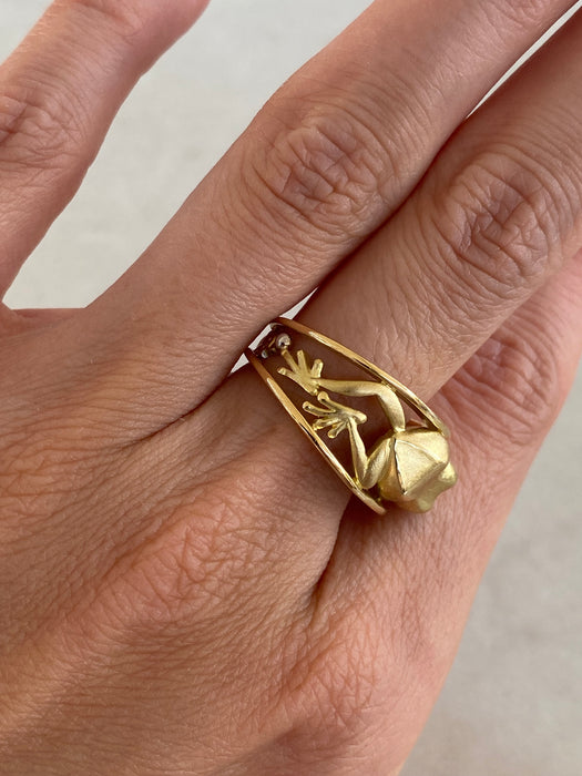 Vintage 18K Gold Frog Ring with Ruby & Blue Diamond Eyes
