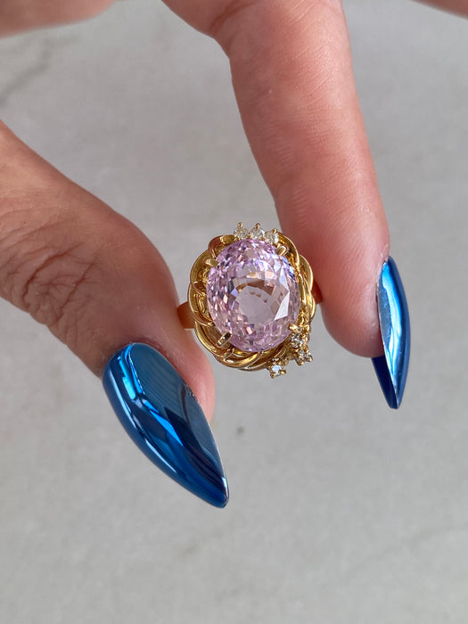 Vintage 18K Kunzite & Diamond Ring – Size 6.25