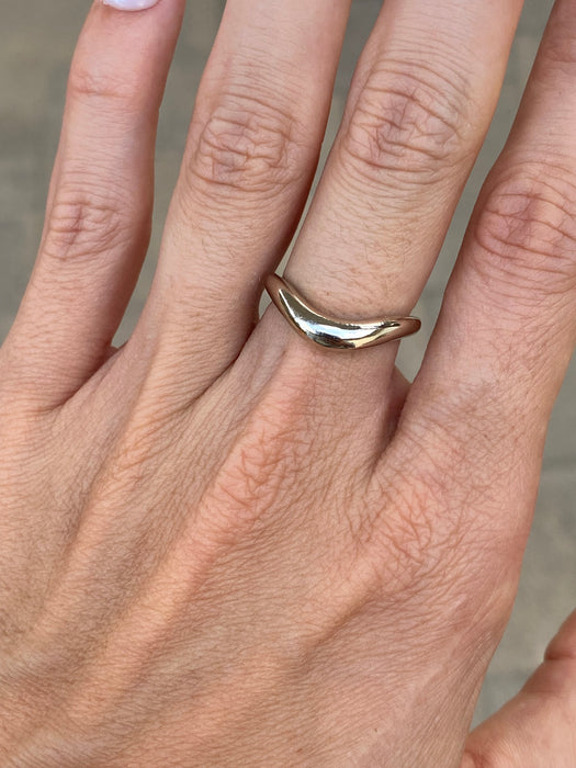 18K White Gold Curved Band Ring