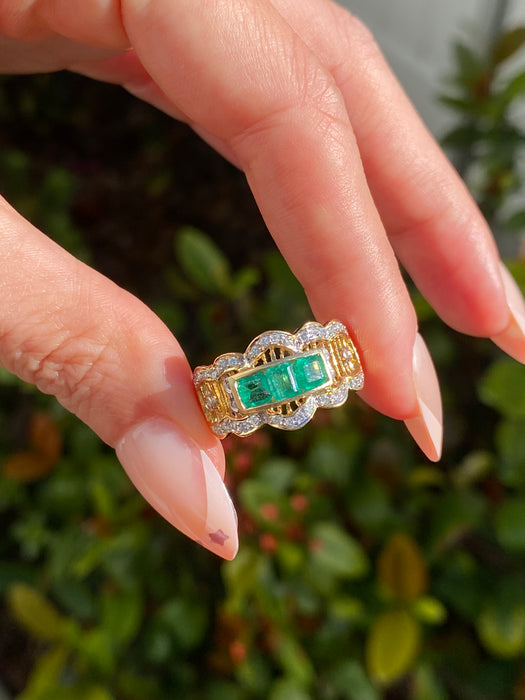 Vintage 18K Gold Emerald & Diamond Ring – Three-Stone Emerald Center – Size 7