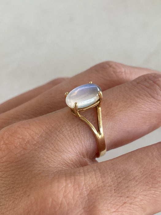 Vintage 14K Gold Oval Moonstone Ring | Size 7.25