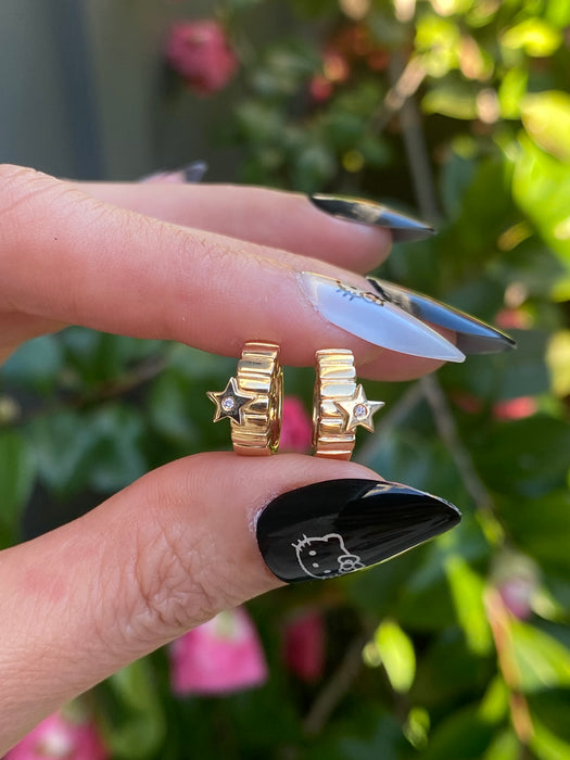 14k ribbed diamond star huggie earrings