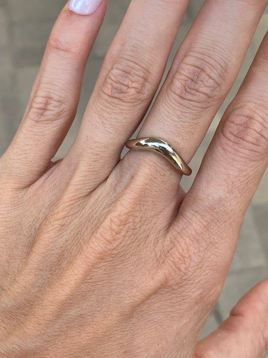 18K White Gold Curved Band Ring